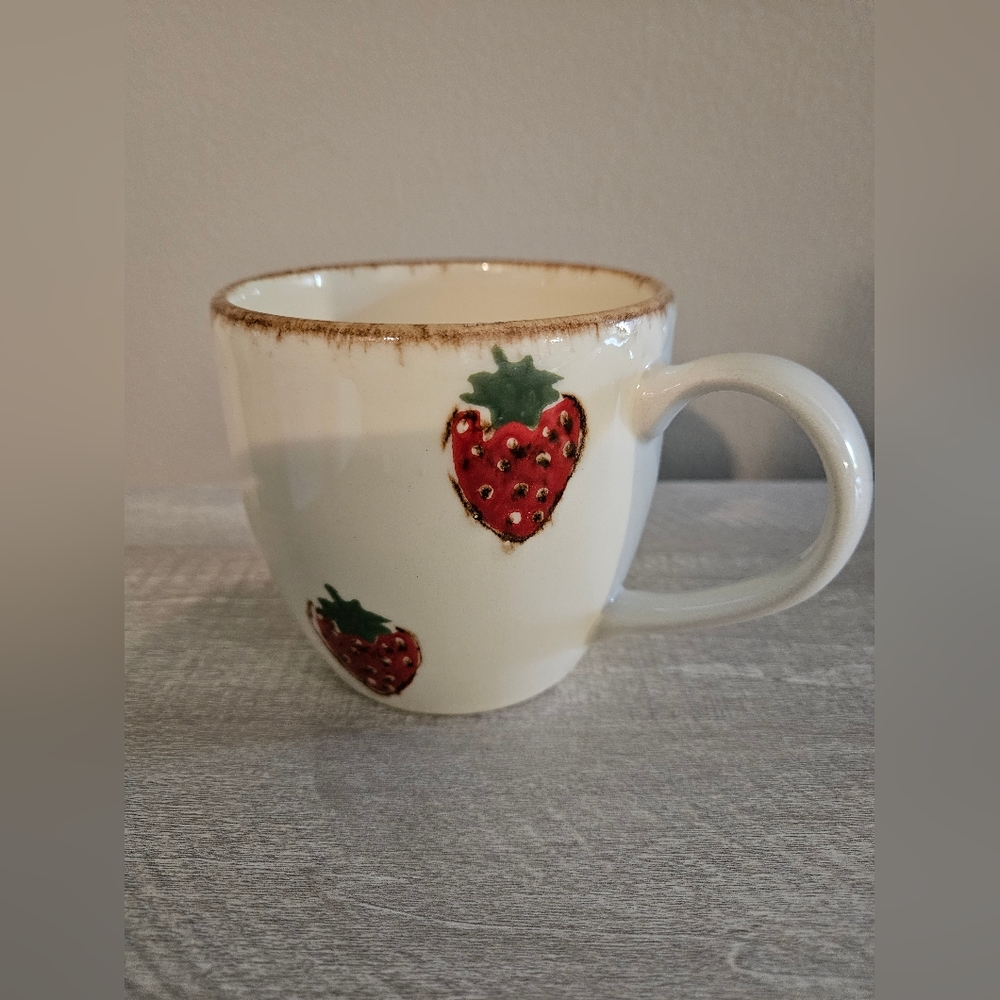 HomeGoods Value Ceramic 16 oz Strawberry Mug
